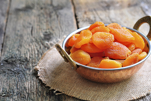 Recipes of folk medicine based on apricots