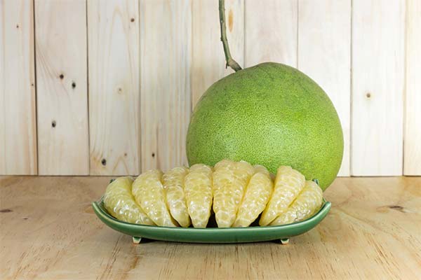 How to eat and peel the pomelo fruit correctly
