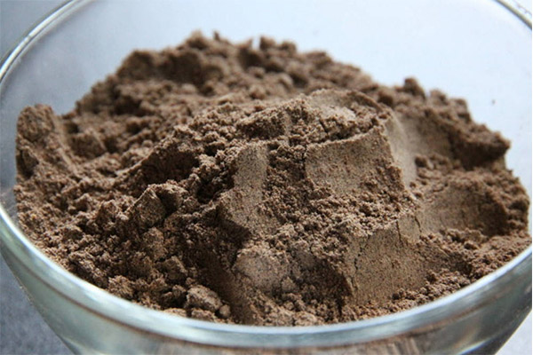 Nyttige egenskaper av fuglkirsebærmel