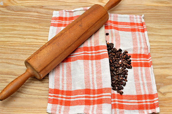 Com pelar els pinyons de les closques