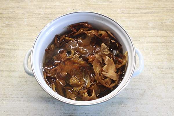 Els avantatges i els perjudicis de la decocció de pela de ceba