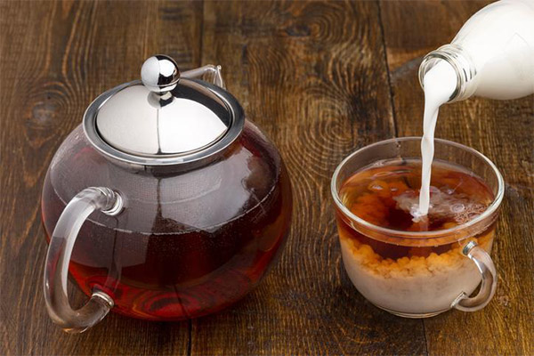 Els avantatges i els perjudicis del te negre amb llet