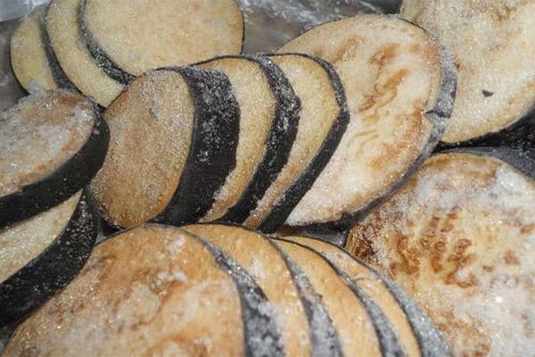 Hva kan tilberedes fra frossen aubergine