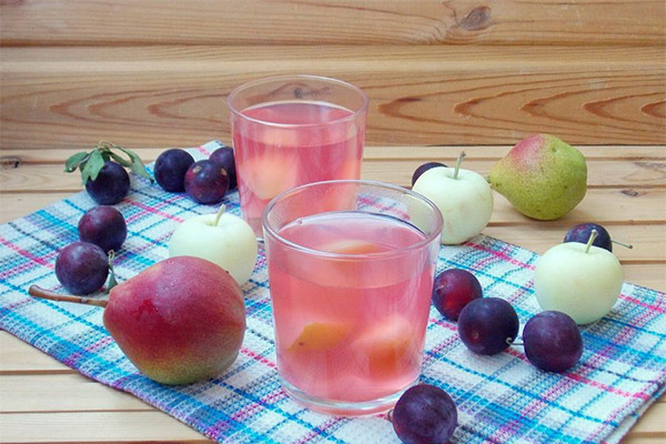 Stewed epler og plommer